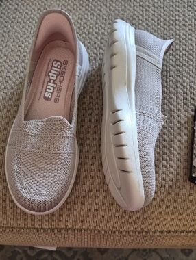 Skechers..6.5..Slip Ins